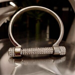 Silver plated pavé cuff, adorned  w/sparkling crystals & secure twist-lock 🩶🔩